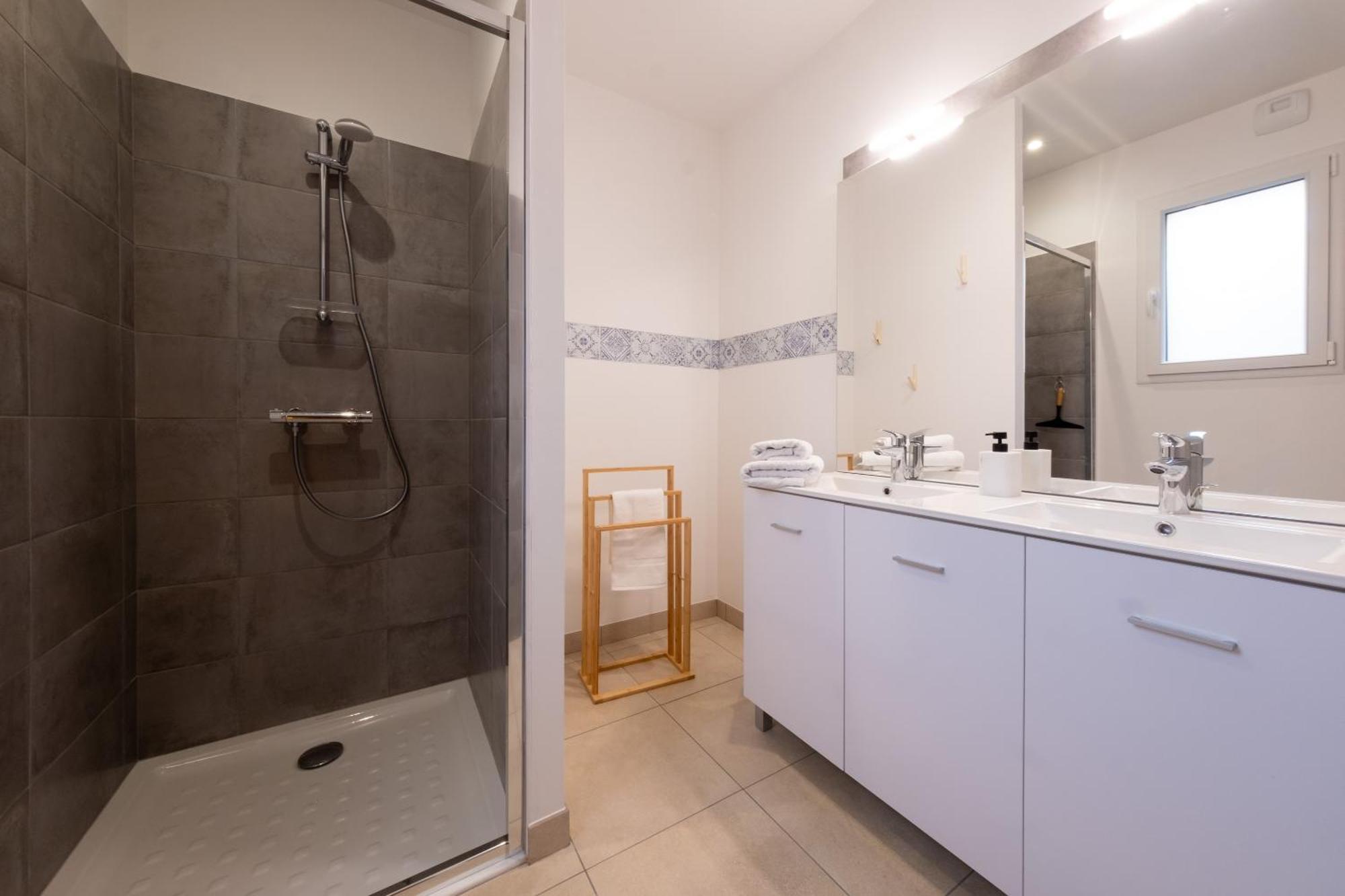 Appart Hotel La Gacilly-Centre Ville-Spa-Parking מראה חיצוני תמונה